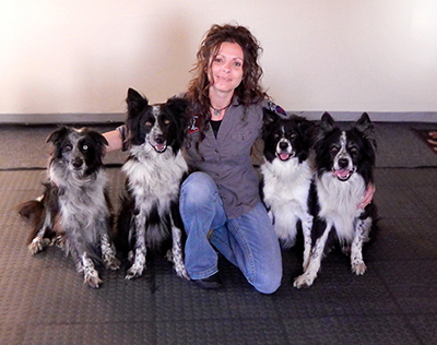 Maître chien Karyne Millette et ses chiens à l'écoute